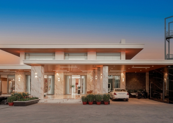 Biệt thự ứng dụng hai giải pháp chống nắng hướng Tây